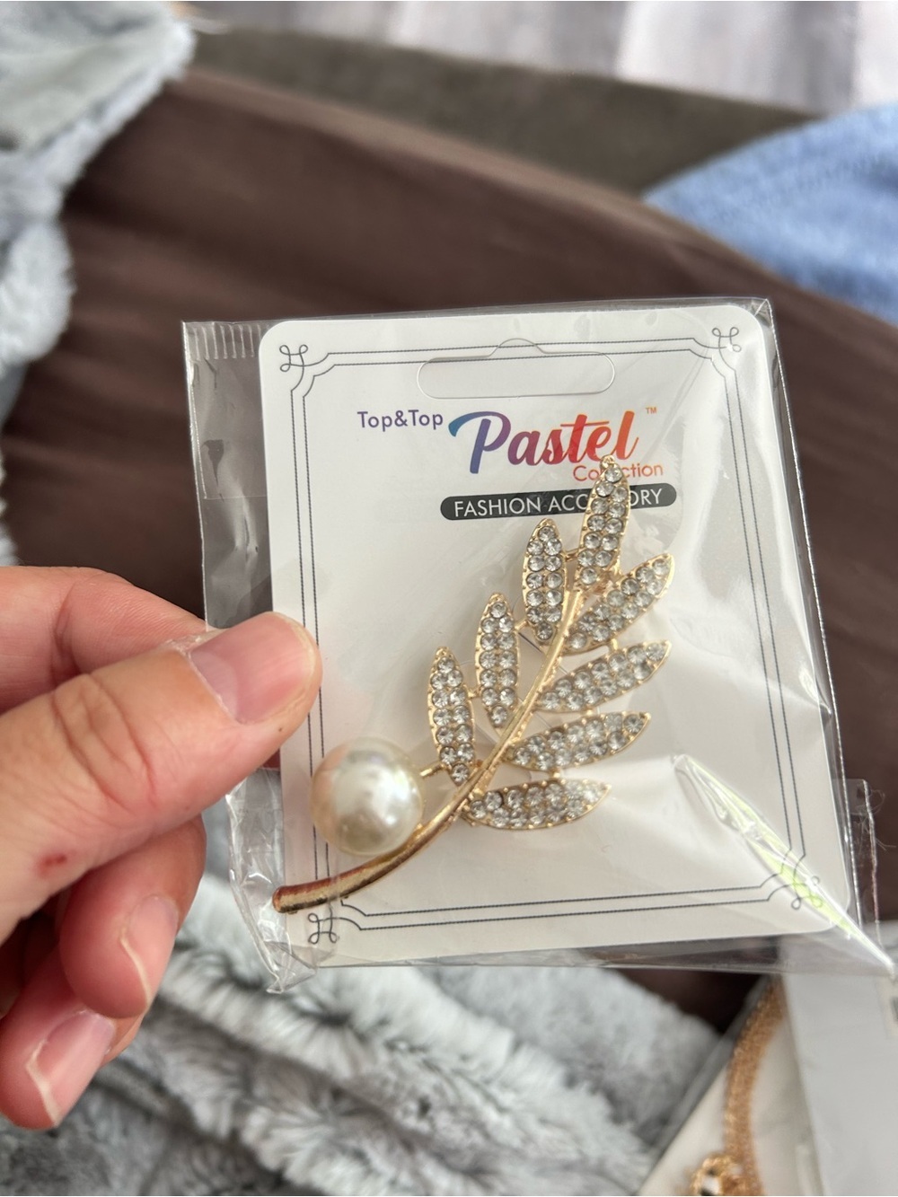 🔥$2 Top&Top Pastel Gold Rhinestone Leaf Brooch with Pearl